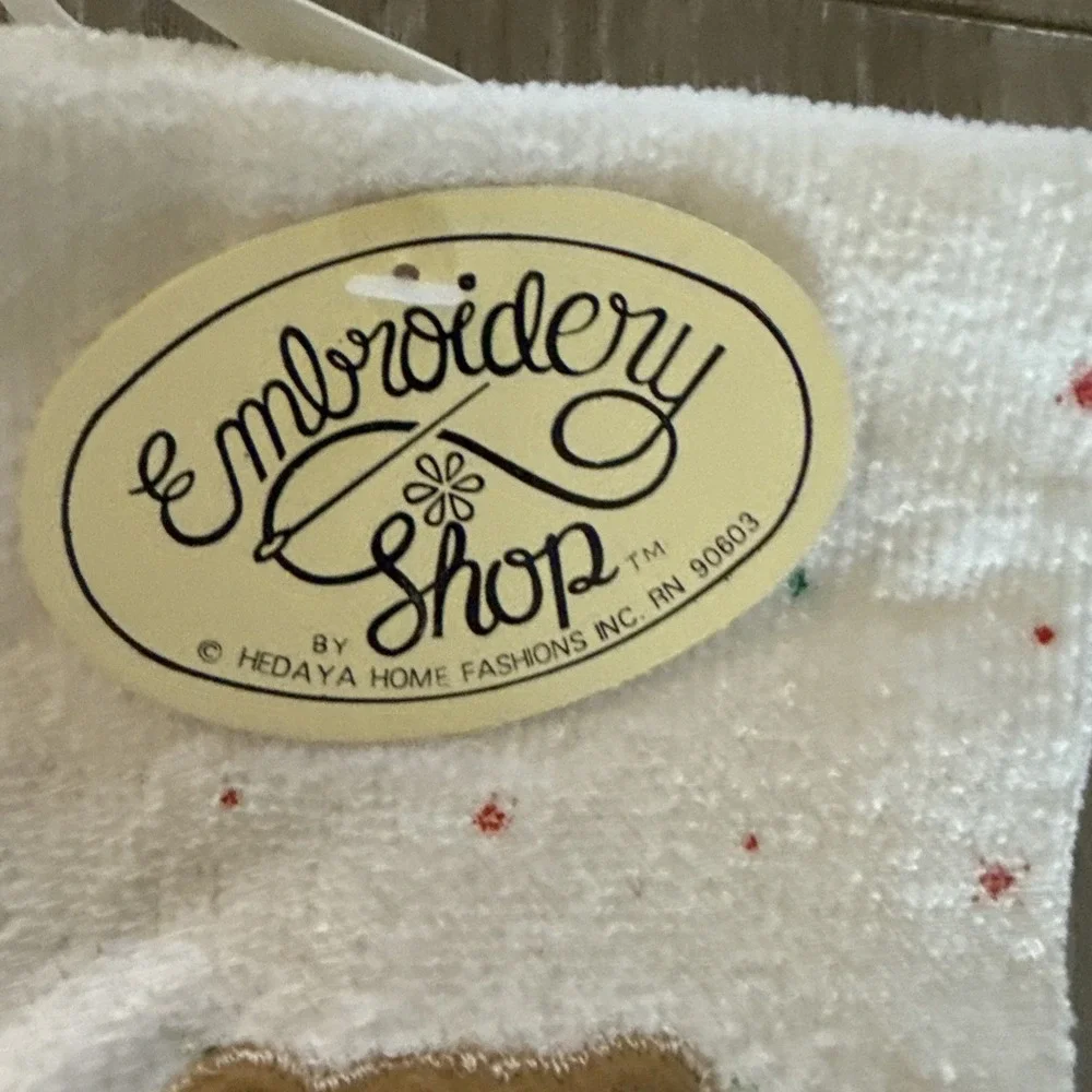 NEW Vintage 2 Pack Christmas Hand Towels Embroidery‎ Shop Santa Bear
